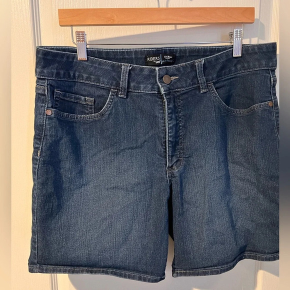 Riders by Lee Pants - Riders by Lee mid rise short 16m. EUC.